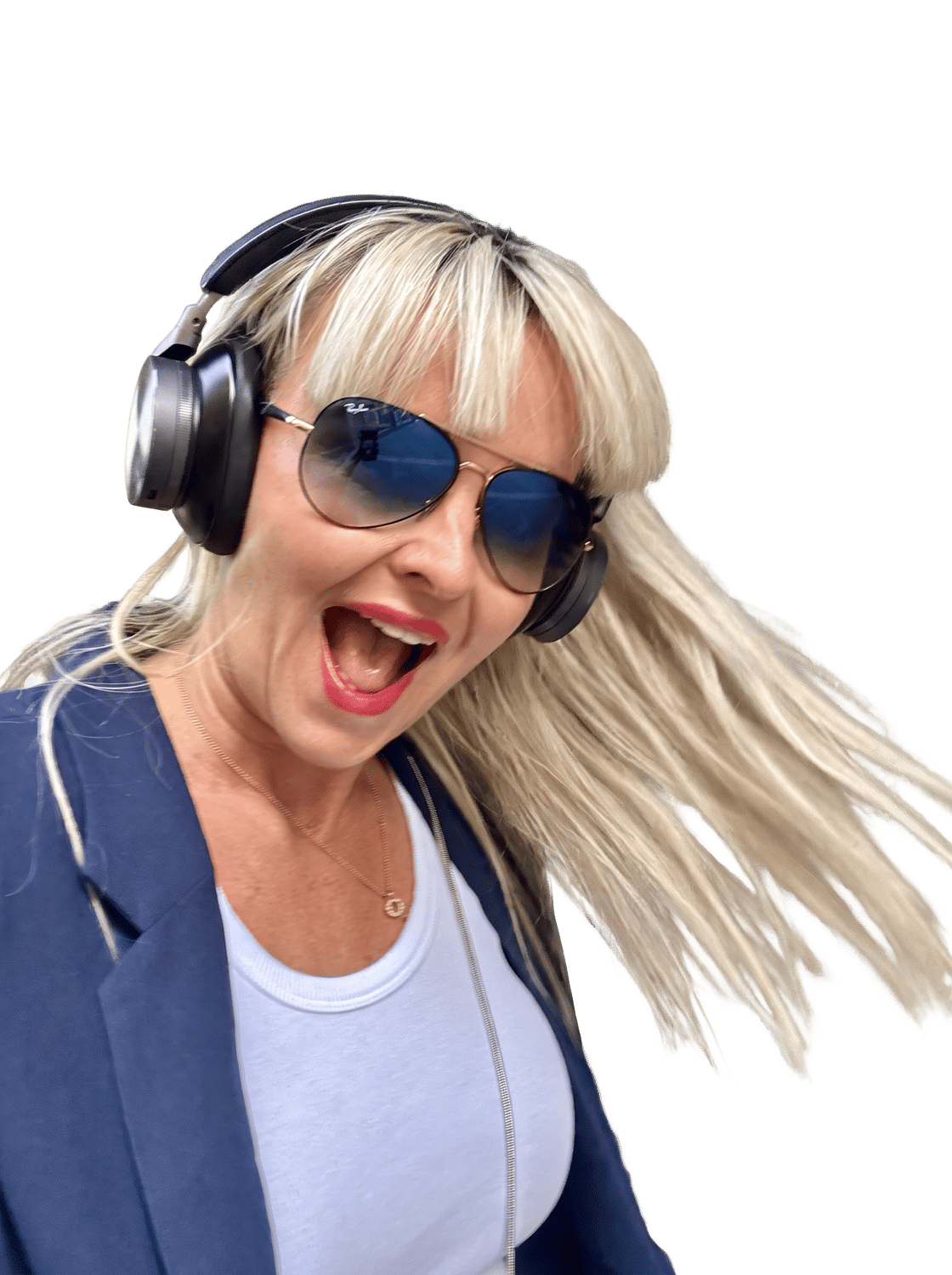 Fanny från Hildegun-teamet, skrattar med hörlurar på.
